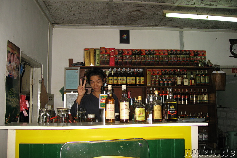 Barkeeper in Nyaungshwes Beer Station