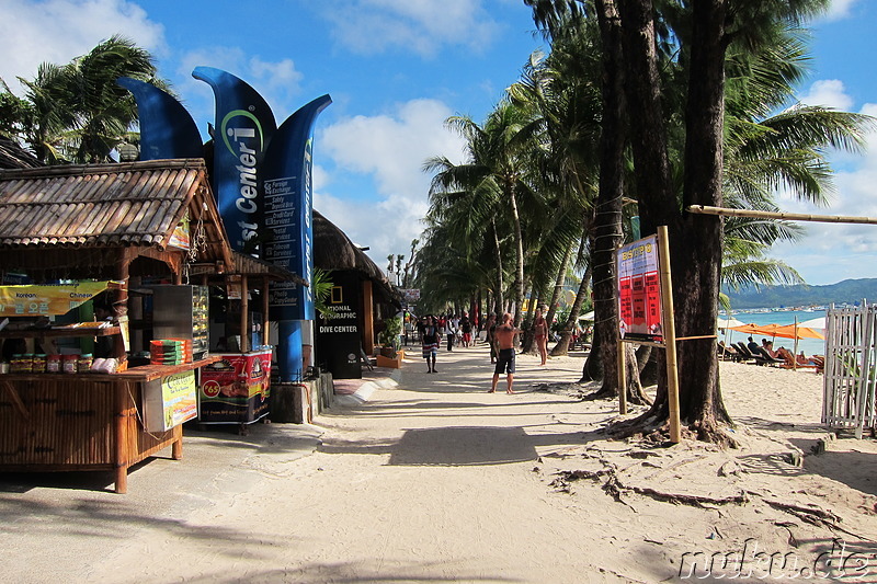 Strandpromenade am White Beach auf Boracay, Philippinen